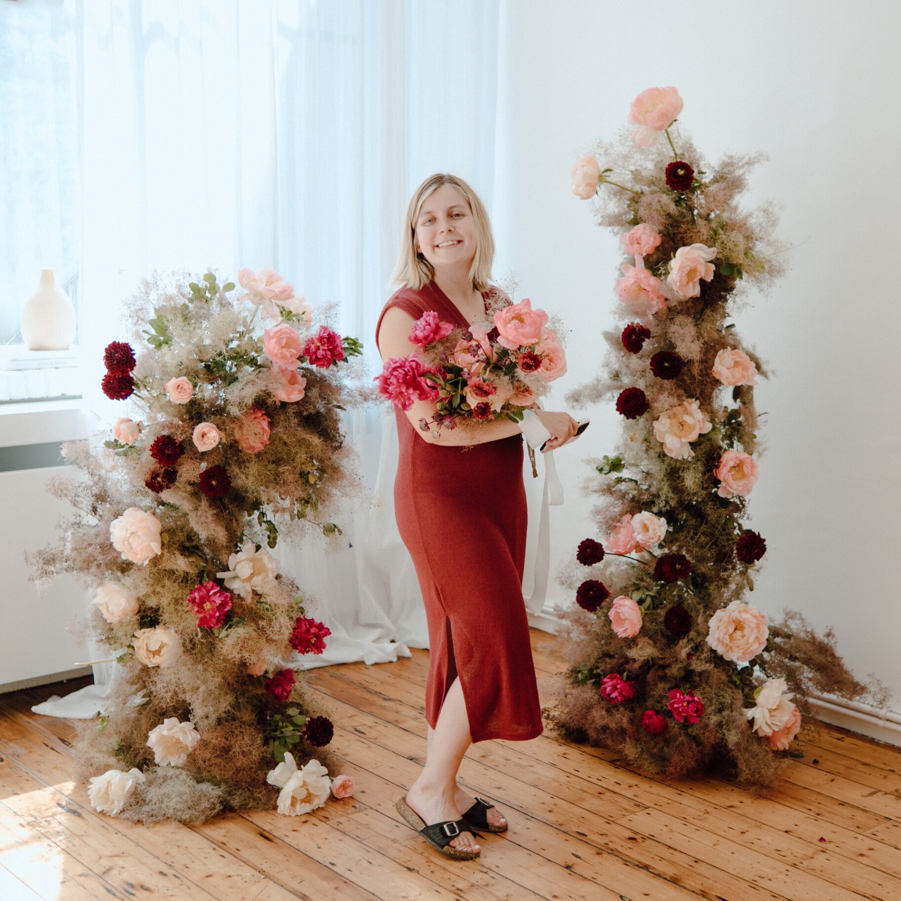 Louise in atelier met bloemeninstallatie