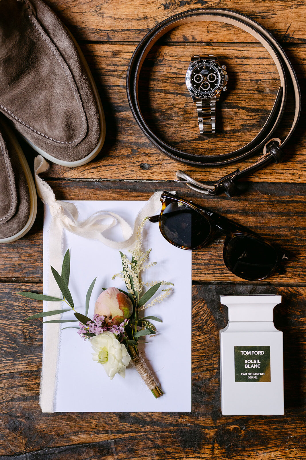 Flatlay met corsage in zachte pasteltinten