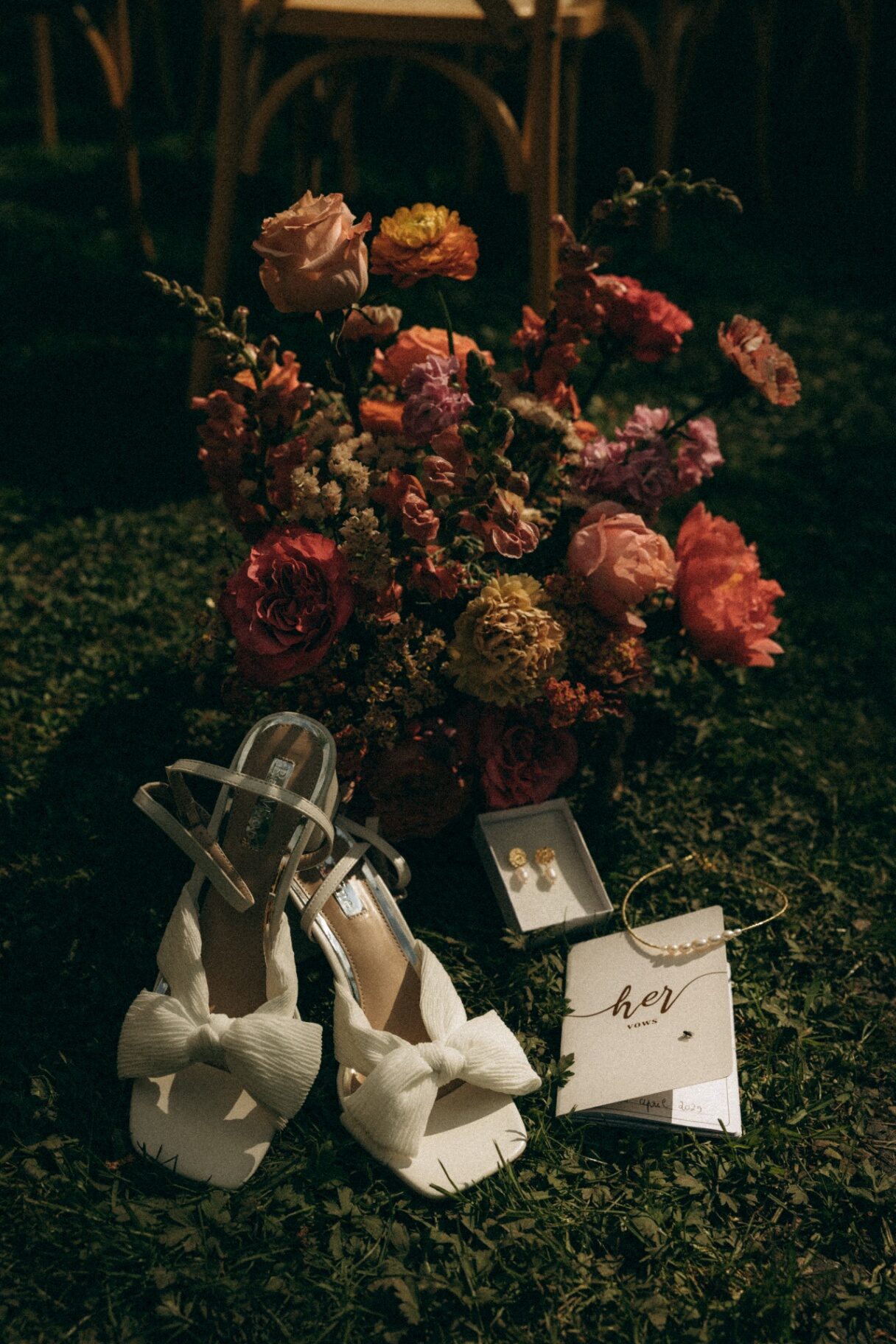 Fabiola — kleurrijk bloemstuk met bruidsschoenen en vow book