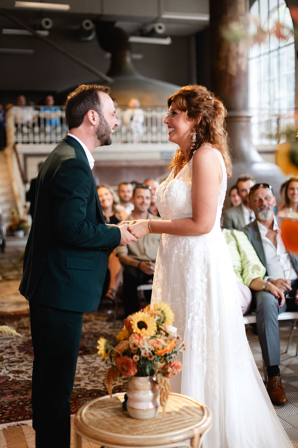 Jana & Mathieu — ceremonie met zonnebloemenboeket