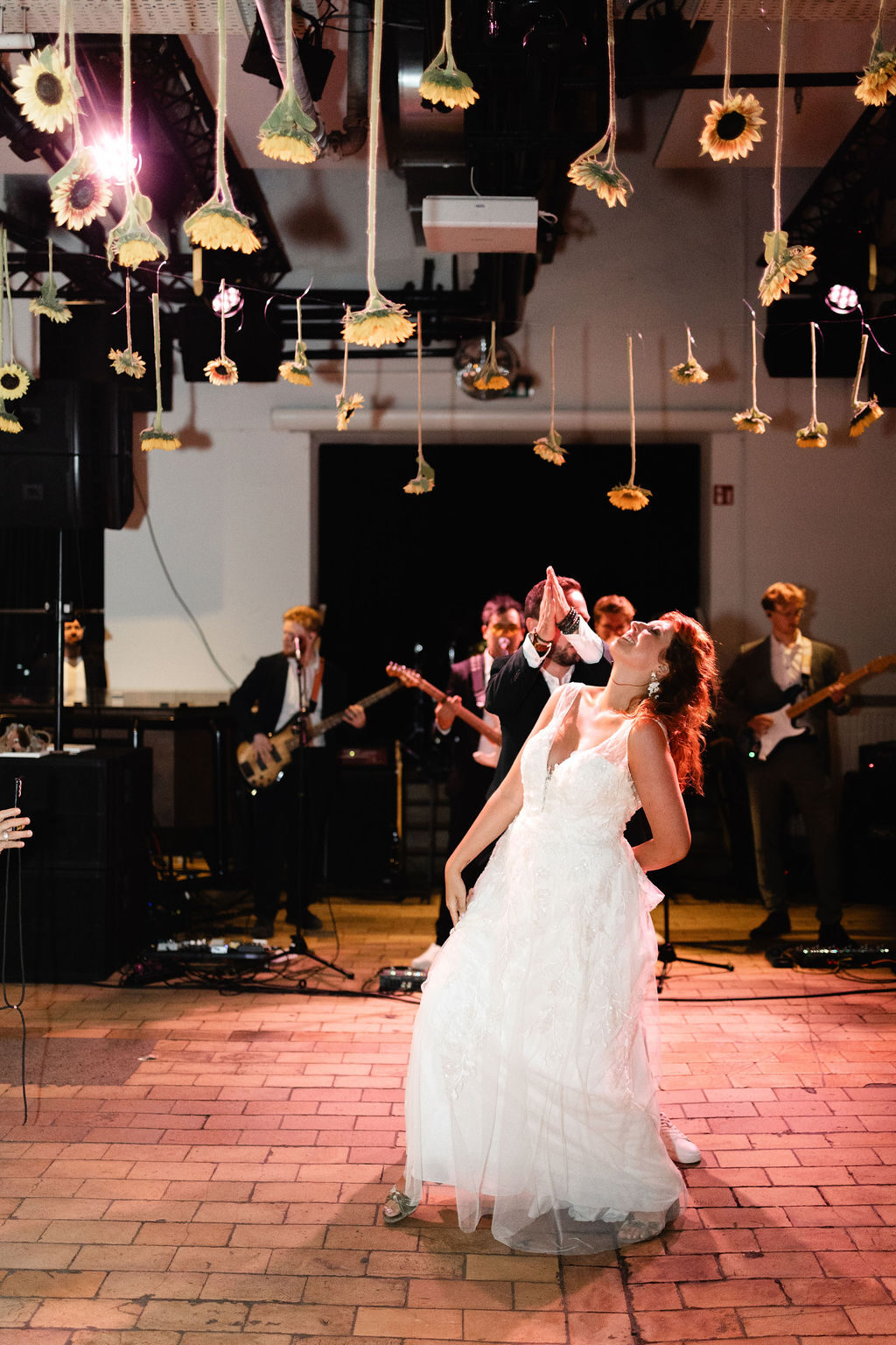 Jana & Mathieu — dansvloer met hangende zonnebloemen
