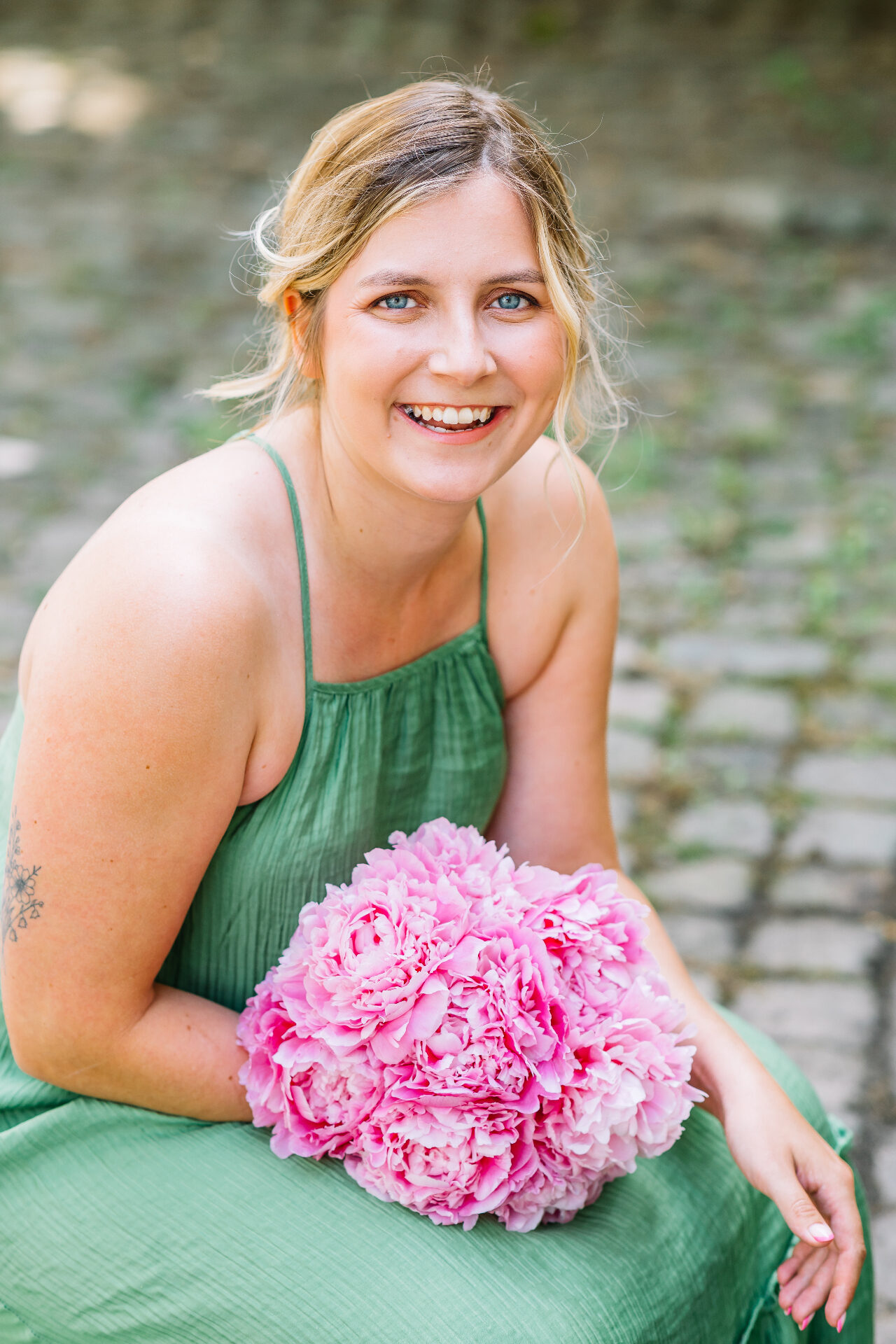 Louise met een boeket roze pioenen