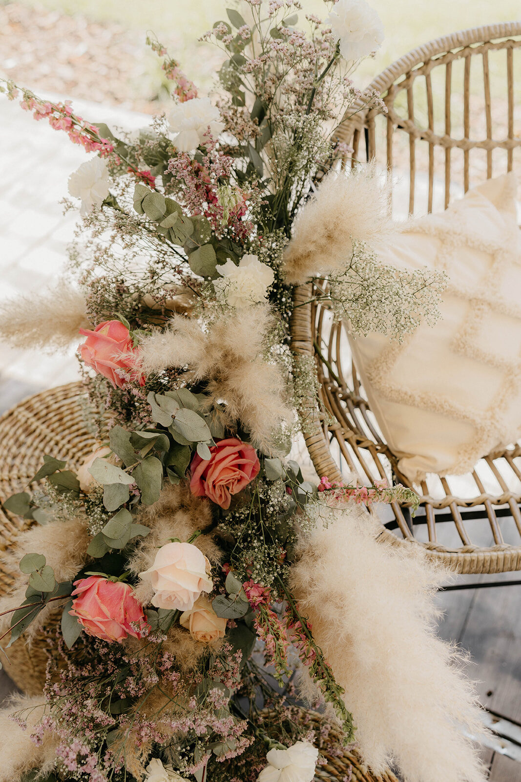 Sarah — bloemendecor met rozen en pampas
