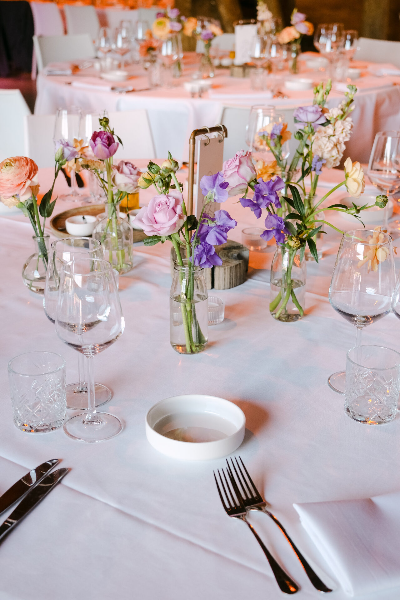 Yannah & Brecht — tafelaankleding met pastelbloemen